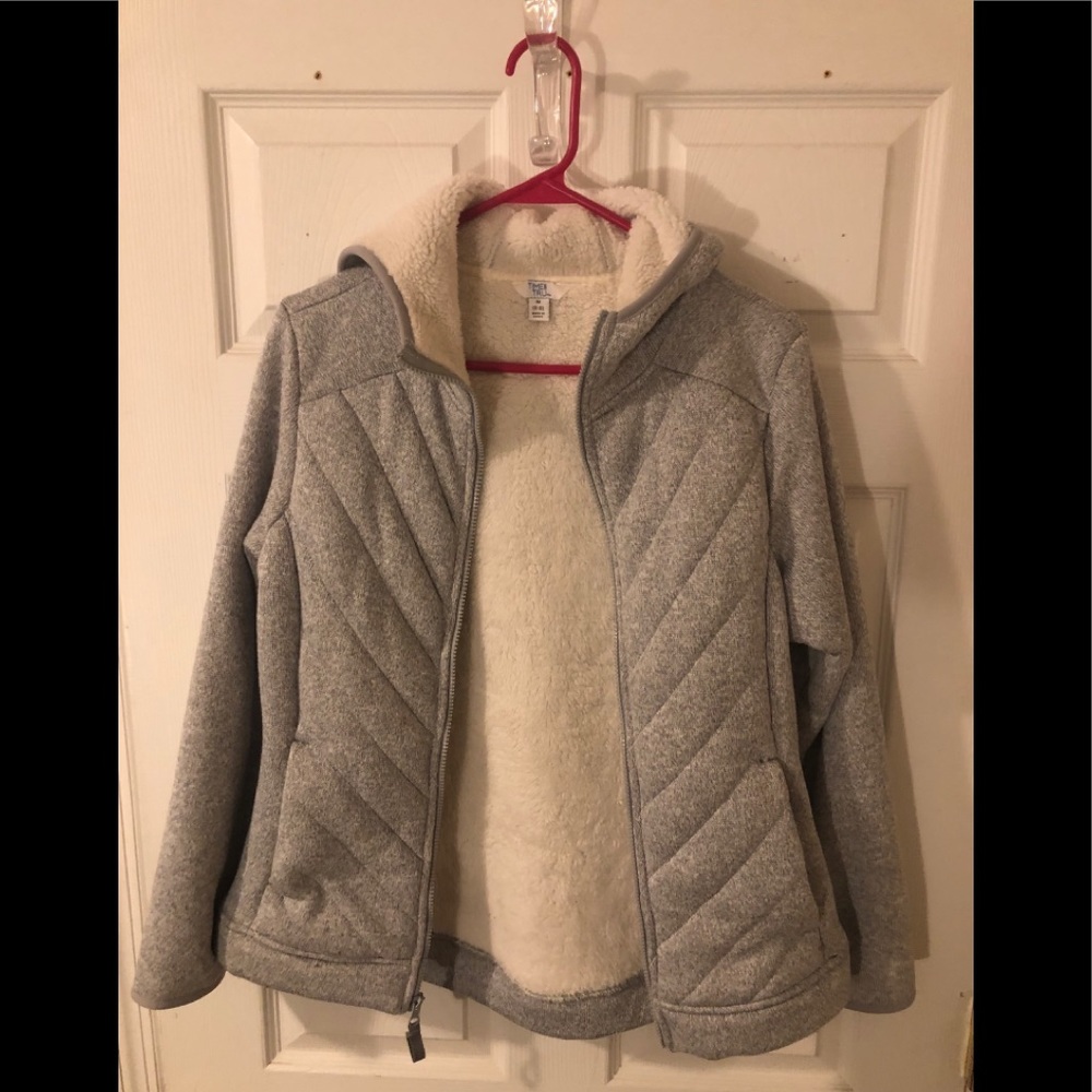 Light gray zip up jacket with sherpa🤍💜